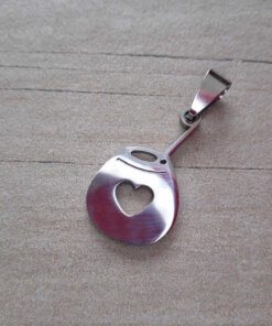 DIJE DE ACERO, MATE CON CORAZÓN CALADO. 15 X 28 MM