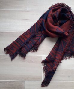 BUFANDA MANTON BORDO/AZUL DESFLECADO CON TERMINACIÓN EN PUNTA. MEDIDA APROXIMADA 70 X 200 CM