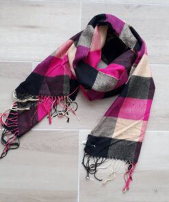 BUFANDA ESCOCESA CUADRANTES FUCSIA/BEIGE/NEGRO. MEDIDA APROXIMADA 60 X 200 CM