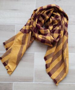 BUFANDA A CUADROS CHICOS BICOLOR MAÍZ/MARRÓN. MEDIDA APROXIMADA 60 X 200 CM