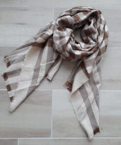 BUFANDA A CUADROS CHICOS BICOLOR BEIGE/MARRÓN. MEDIDA APROXIMADA 60 X 200 CM