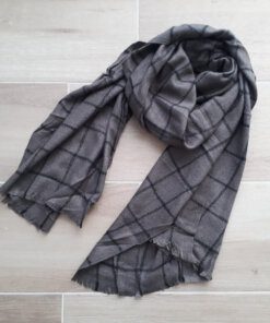 BUFANDA GRIS OSCURO CON CUADRANTES NEGROS. MEDIDA APROXIMADA 60 X 200 CM