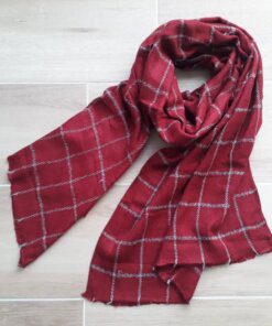 BUFANDA COLOR BORDO CON CUADRANTES GRIS. MEDIDA APROXIMADA 60 X 200 CM