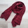 BUFANDA COLOR BORDO CON CUADRANTES NEGROS. MEDIDA APROXIMADA 60 X 200 CM