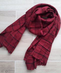 BUFANDA COLOR BORDO CON CUADRANTES NEGROS. MEDIDA APROXIMADA 60 X 200 CM