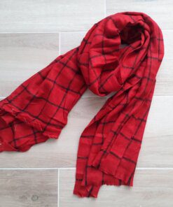 BUFANDA COLOR ROJO CON CUADRANTES NEGROS. MEDIDA APROXIMADA 60 X 200 CM