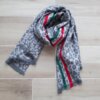 BUFANDA ANIMAL PRINT CON TIRAS DE COLOR ROJO Y VERDE. 65 X 180 CM