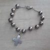 PULSERA DE ACERO CON BOLITAS 8 MM Y DIJE CRUZ DEL EQUILIBRIO COLGANTE. LARGO 18,5 CM