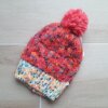 GORRO TEJIDO DAMA, HILADO MULTICOLOR CON POMPÓN CORAL
