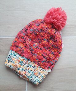 GORRO TEJIDO DAMA, HILADO MULTICOLOR CON POMPÓN CORAL
