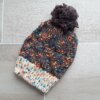 GORRO TEJIDO DAMA, HILADO MULTICOLOR CON POMPÓN MARRON