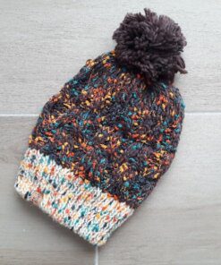 GORRO TEJIDO DAMA, HILADO MULTICOLOR CON POMPÓN MARRON