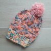 GORRO TEJIDO DAMA, HILADO MULTICOLOR CON POMPÓN ROSA