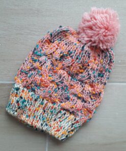 GORRO TEJIDO DAMA, HILADO MULTICOLOR CON POMPÓN ROSA