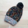 GORRO TEJIDO DAMA, HILADO MULTICOLOR CON POMPÓN NEGRO