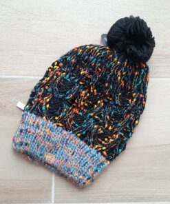 GORRO TEJIDO DAMA, HILADO MULTICOLOR CON POMPÓN NEGRO