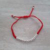 PULSERA TEJIDA DE HILO ROJO  AJUSTABLE CON BOLITAS DE ACERO BLANCO