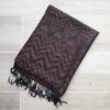 PASHMINA ZIG ZAG CON FLECOS . COLOR MARRÓN. 70 X 180 CM.