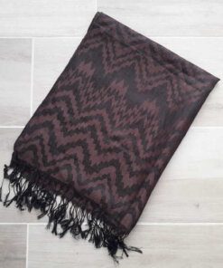 PASHMINA ZIG ZAG CON FLECOS . COLOR MARRÓN. 70 X 180 CM.