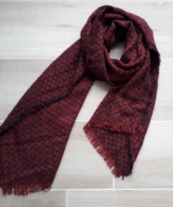 BUFANDA LISA ENTRAMADA CON FLECOS COLOR BORDO. MEDIDAS APROX. 60 X 180 CM