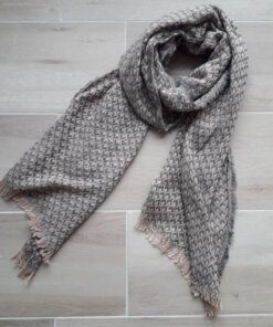 BUFANDA LISA ENTRAMADA CON FLECOS COLOR ROSADA. MEDIDAS APROX. 60 X 180 CM