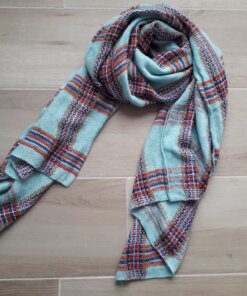 BUFANDA ESCOCESA COLOR CELESTE. MEDIDAS APROX. 60 X 180 CM