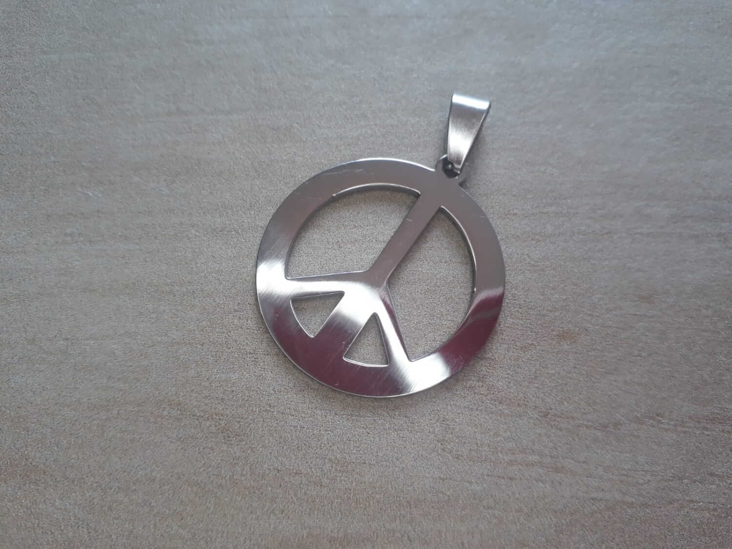 DIJE DE ACERO SÍMBOLO DE LA PAZ. DIÁMETRO 29 MM