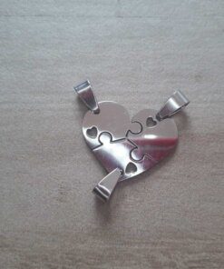 DIJE DE ACERO CORAZÓN PARA PARTIR X 3 CON CORAZONES CALADOS. 27 X 22 MM