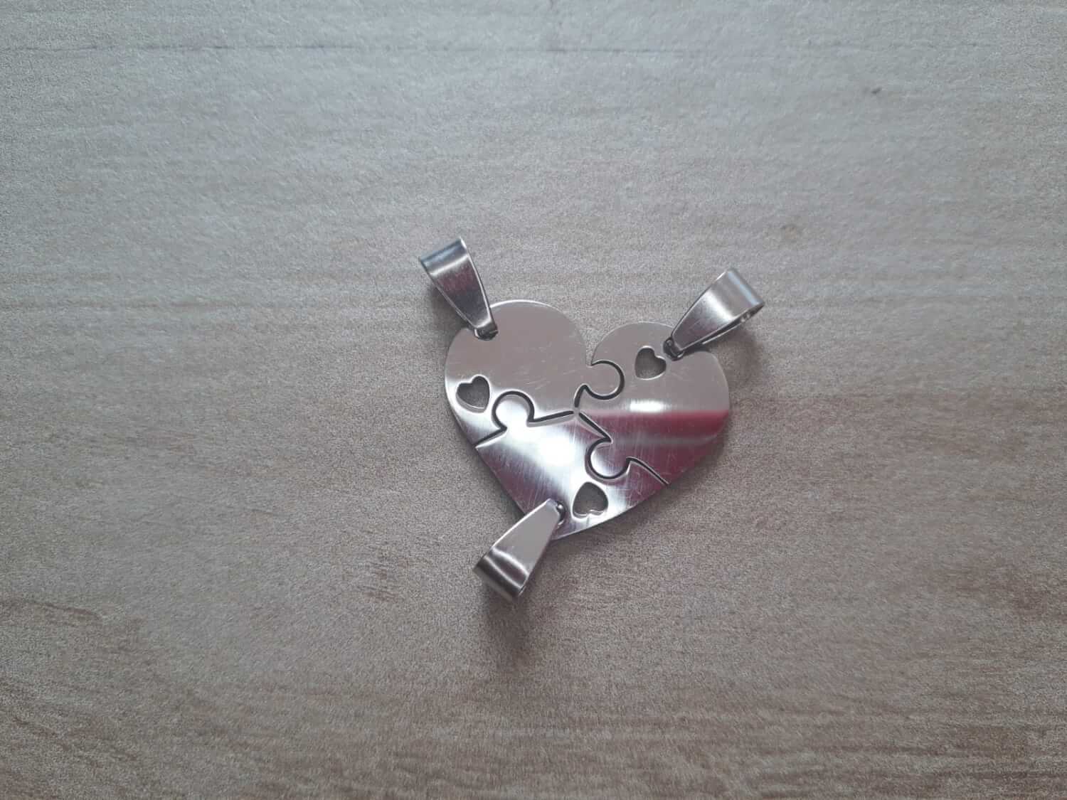 DIJE DE ACERO CORAZÓN PARA PARTIR X 3 CON CORAZONES CALADOS. 27 X 22 MM