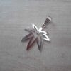 DIJE DE ACERO HOJA CALADA 26 X 30 MM