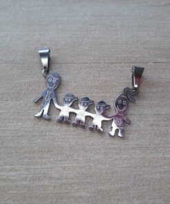 DIJE DE ACERO FAMILIA CON 3 NENES. 30 X 16 MM