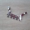 DIJE DE ACERO FAMILIA CON 3 NENAS. 30 X 16 MM