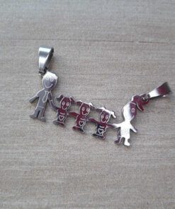 DIJE DE ACERO FAMILIA CON 3 NENAS. 30 X 16 MM