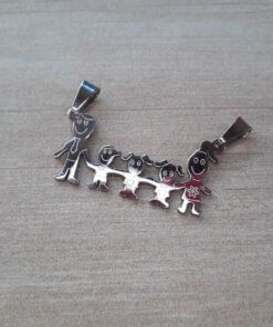 DIJE DE ACERO FAMILIA CON 2 NENAS Y 1 NENE. 30 X 16 MM