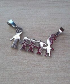 DIJE DE ACERO FAMILIA CON 1 NENA Y 2 NENES. 30 X 16 MM
