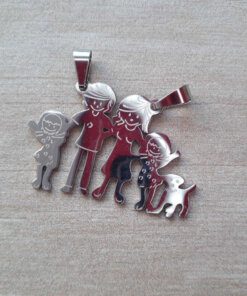 DIJE DE ACERO FAMILIA CON 2 NENAS Y 1 PERRO. 36 X 23 MM