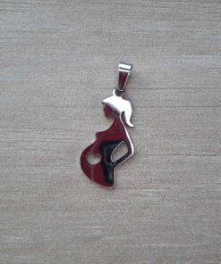 DIJE DE ACERO EMBARAZADA CON CORAZÓN CALADO. 15 X 28 MM