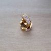 ARO DE ACERO DORADO ARGOLLA PLANA CON STRASS BLANCO. 4 MM X 13 MM