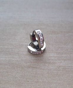 ARO DE ACERO ARGOLLA PLANA CON BISAGRA Y CON STRASS BLANCO. 4 X 10 MM