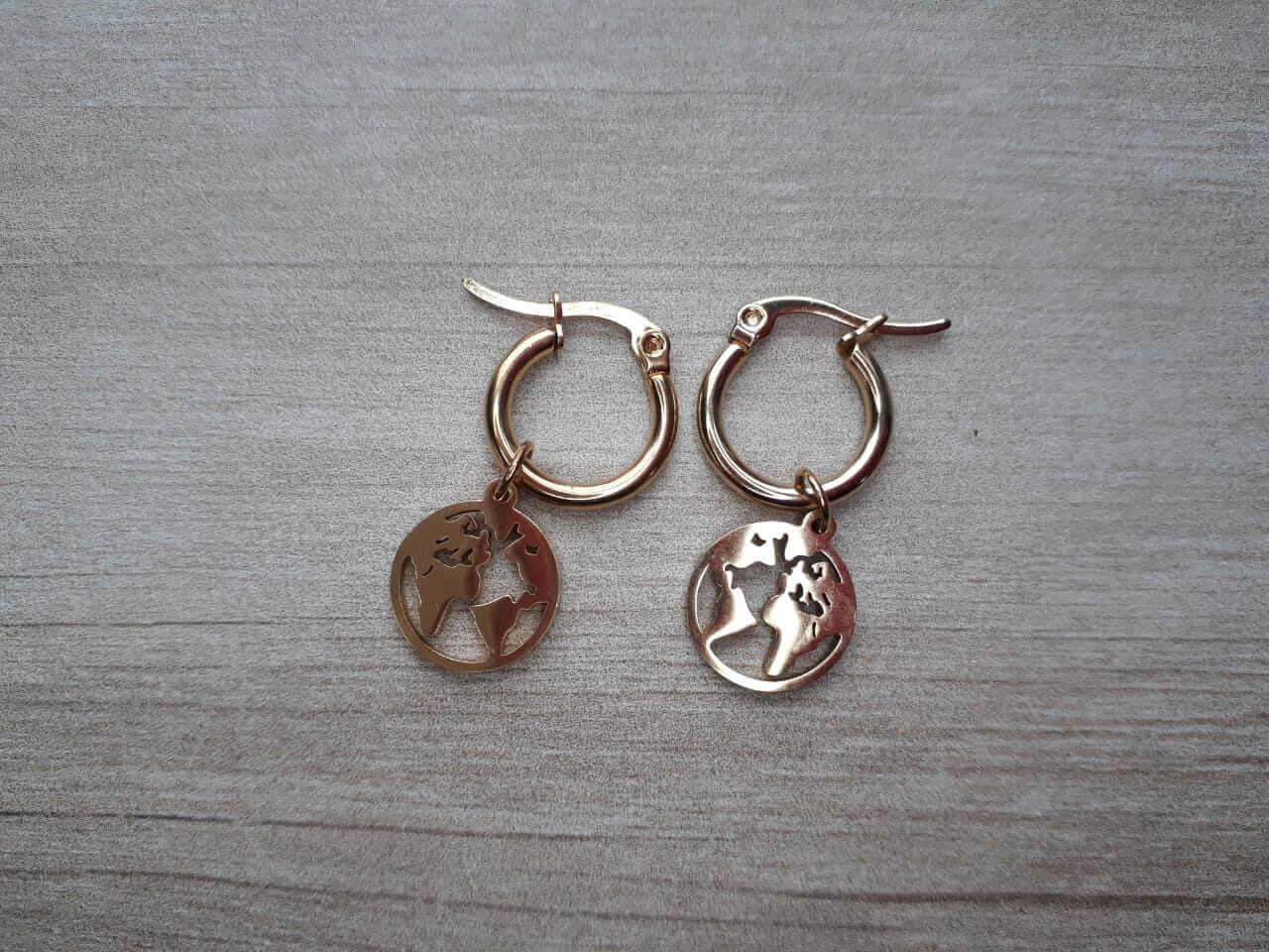 ARO DE ACERO DORADO ARGOLLA 14 MM CON MUNDO