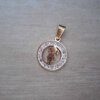 DIJE DE ACERO DORADO NENA CON STRASS ALREDEDOR. DIÁMETRO 20 MM