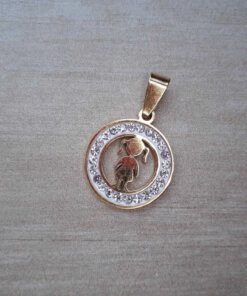 DIJE DE ACERO DORADO NENA CON STRASS ALREDEDOR. DIÁMETRO 20 MM