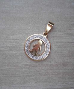 DIJE DE ACERO DORADO NENE CON STRASS ALREDEDOR. DIÁMETRO 20 MM
