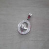 DIJE DE ACERO OVAL DE STRASS CON ROSA EN SU INTERIOR. 17 X 24 MM