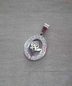 DIJE DE ACERO OVAL DE STRASS CON ROSA EN SU INTERIOR. 17 X 24 MM