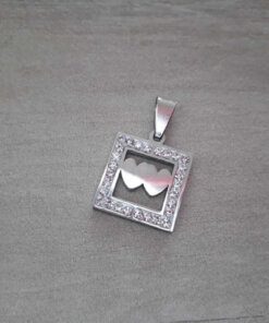 DIJE DE ACERO CUADRADO DE STRASS CON DOBLE CORAZÓN EN SU INTERIOR. 17 X 17 MM