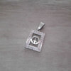 DIJE DE ACERO RECTANGULAR DE STRASS CON SÍMBOLO DE LA PAZ EN SU INTERIOR. 15 X 20 MM