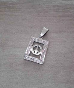 DIJE DE ACERO RECTANGULAR DE STRASS CON SÍMBOLO DE LA PAZ EN SU INTERIOR. 15 X 20 MM