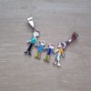 DIJE DE ACERO FAMILIA ESMALTADA CON 2 NENES. 30 X 20 MM