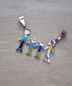 DIJE DE ACERO FAMILIA ESMALTADA CON 2 NENES. 30 X 20 MM